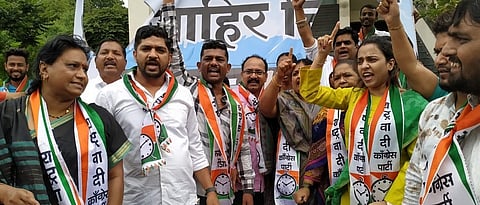  भाजप नगरसेवकाने लावलेला आक्षेपार्ह फलक राष्ट्रवादीच्या कार्यकर्त्यांनी जाळला (व्हिडिओ)