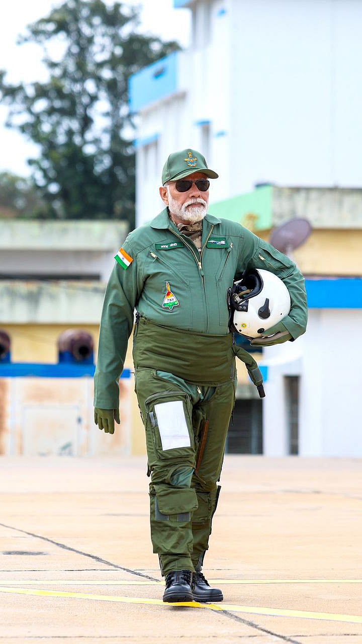 PM Modi-Tejas Jet Ride: पंतप्रधान मोदींची लढाऊ 'तेजस'मधून भरारी... पाहा ...