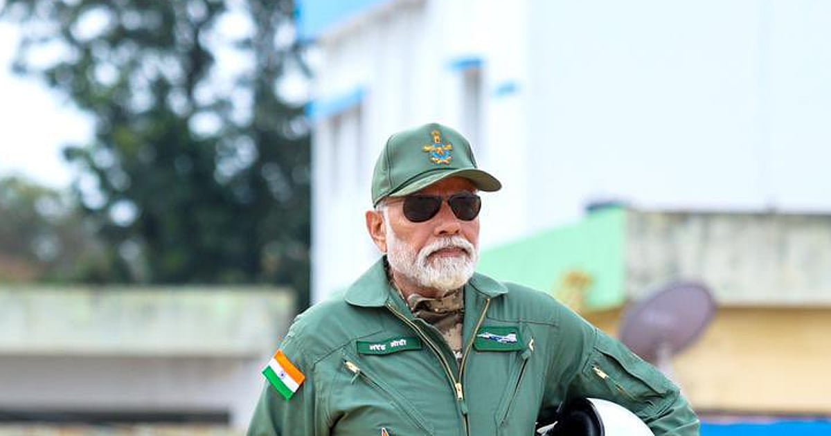 PM Modi-Tejas Jet Ride: पंतप्रधान मोदींची लढाऊ 'तेजस'मधून भरारी... पाहा ...