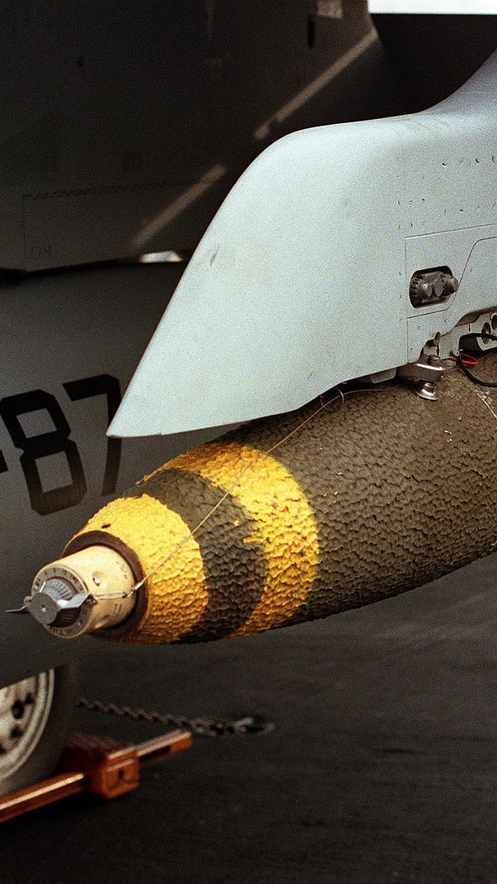 Gravity Bomb Explained | US-Iran War Weapons | इराणवर हल्ल्यासाठी ...