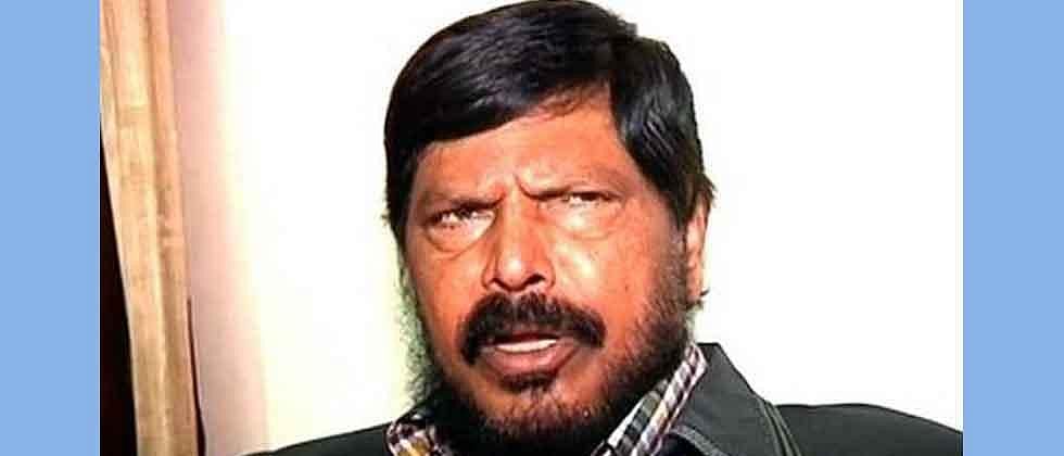 'शीघ्रकवी' रामदास आठवलेंच्या चारोळ्या नको रे बाबा ! | Sarkarnama
