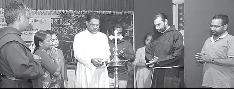 കരയുന്ന കേരളത്തിന് കരുണയുടെ ഒരു കൈത്താങ്ങ്