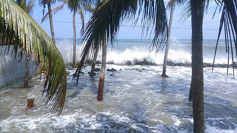 കോവിഡിനും കടലിനുമിടയിലായ ചെല്ലാനം…