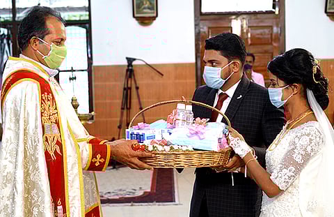 വിവാഹക്കാഴ്ചയായി മാസ്‌കുകളും സാനിറ്റൈസറുകളും