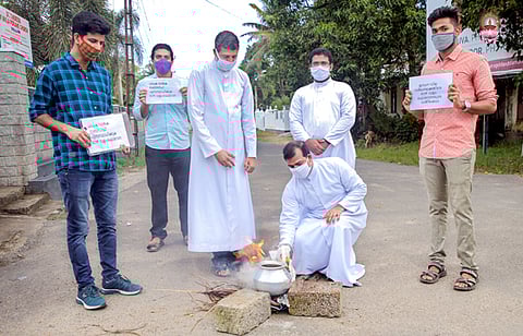 ഇന്ധന വിലവര്‍ദ്ധനവില്‍ KCYM വല്ലം ഫൊറാന അടുപ്പു പൂട്ടി പ്രതിഷേധിച്ചു