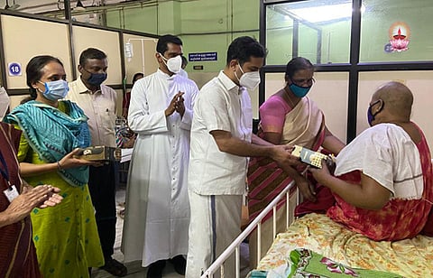 കാൻസർ രോഗികൾക്ക് ക്രിസ്തുമസ് കേക്ക് വിതരണം