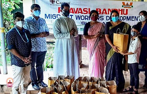 അതിഥി  തൊഴിലാളികളുടെ  കുട്ടികൾക്ക് പഠനോപകരണങ്ങൾ വിതരണം ചെയ്തു.