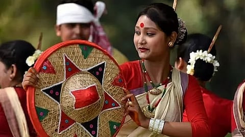 গোলাঘাটত আৰম্ভ হৈছে ৬৫ সংখ্যক কেন্দ্ৰীয় ৰঙালী বিহু; সাংবাদিক দ্বীপেন দত্তলৈ ধনশিৰি বঁটা
