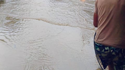 গুৱাহাটীৰ সাতগাঁও মুখ্য পথত  পানী জমা হোৱা, ফুটপাথৰ ধীৰগতিৰ কাম আৰু দুৰ্বল নিষ্কাশন ব্যৱস্থাৰ বাবে উদ্বেগ প্ৰকাশ স্থানীয় বাসিন্দাসকলৰ