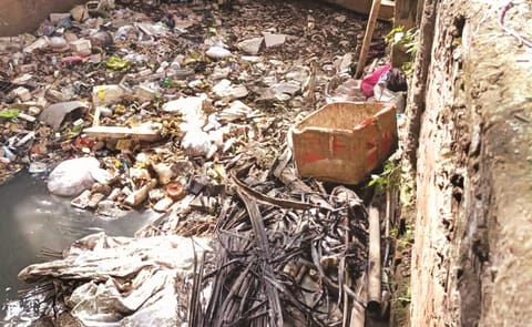 ঠিকাদাৰসকলে জনসাধাৰণৰ আৱৰ্জনা নিষ্কাশনক দোষ দি অধিক জৰিমনা আৰু কঠোৰ প্ৰয়োগৰ প্ৰস্তাৱ আগবঢ়াইছে