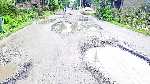 বাসিন্দাসকলে কলাইগাঁও–বেংবাৰী পথৰ শোচনীয় অৱস্থাৰ বিৰুদ্ধে প্ৰতিবাদ জনাই তৎকালীন মেৰামতিৰ দাবী কৰিছে
