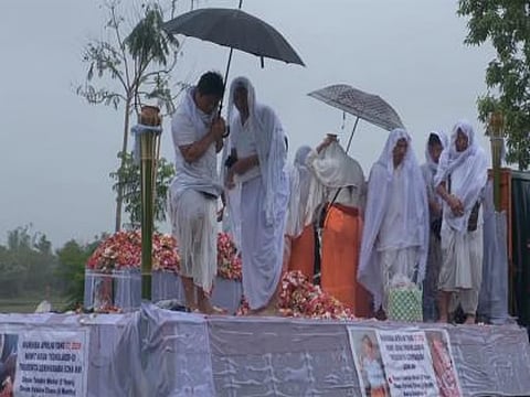 ট্ৰংলাওবি বোমা আক্ৰমণ: অৱশেষত ২৫ দিনৰ অন্তত দুজন নাবালক ভাই-ভনীৰ মৃতদেহ সমাধিস্থ কৰা হয়