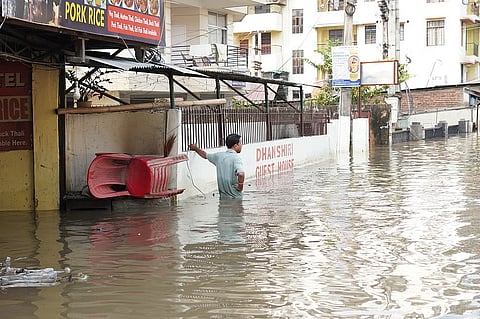 গুৱাহাটীত বাৰে বাৰে হোৱা কৃত্ৰিম বানপানীয়ে নগৰ প্ৰশাসনৰ দায়বদ্ধতা সম্পৰ্কে প্ৰশ্ন উত্থাপন কৰিছে