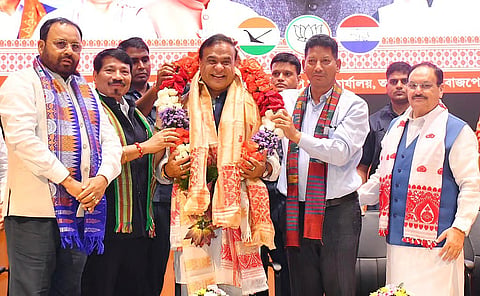 এনডিএই অসমত দ্বিতীয়বাৰৰ বাবে ক্ষমতা লাভ কৰাৰ পিছত হিমন্ত বিশ্ব শৰ্মাক চৰকাৰ গঠনৰ আমন্ত্ৰণ ৰাজ্যপালৰ