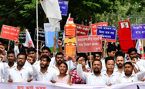 অত্যাৱশ্যকীয় সামগ্ৰীৰ মূল্যবৃদ্ধিৰ প্ৰতিবাদত নামিল সদৌ অসম ছাত্ৰ সন্থা (AASU)