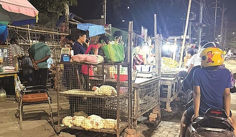 অবৈধ পথ বিক্ৰেতাৰ বাবে গুৱাহাটীত যানজঁট, ক্ষতিগ্ৰস্ত বৈধ ব্যৱসায়ী