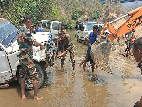 Mizoram: Assam Rifles assists in recovery of election duty vehicles stuck in Sekul River