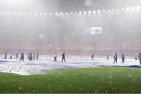 Rain plays spoilsport