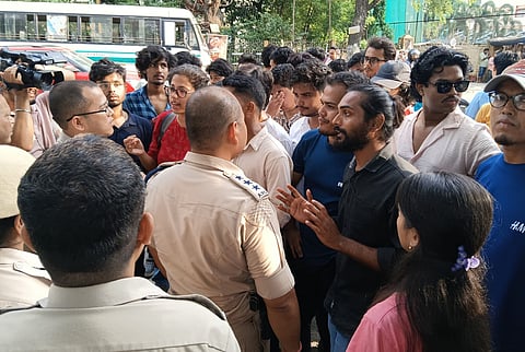 पेड़ काटना
