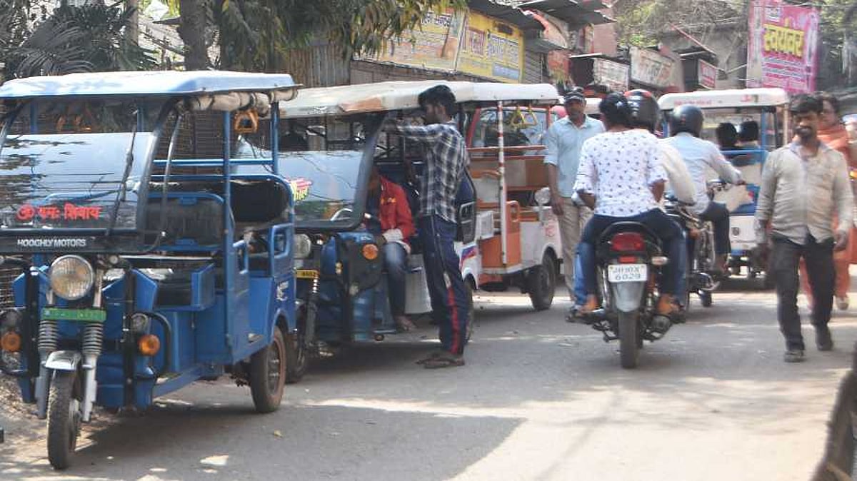 Falsa Rakshaw Guwahati E-Rickshaw Menace: Chaos & Congestion