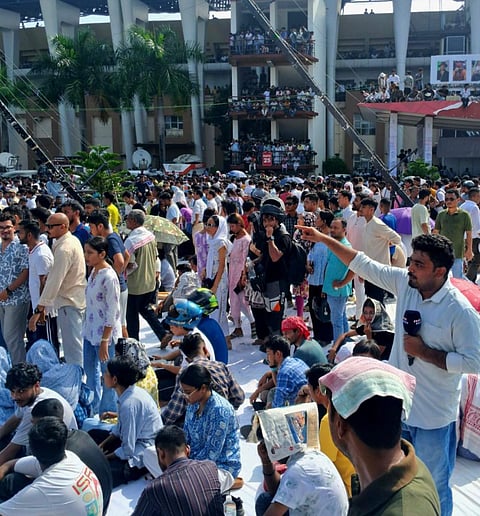Lakhs of admirers gather to pay final tributes