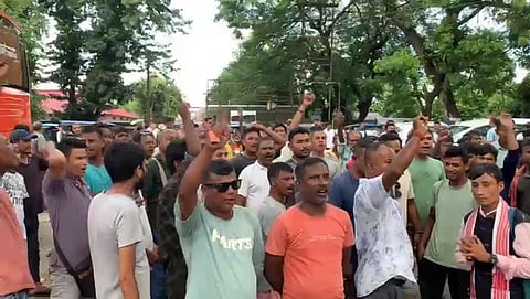 Assam: E-rickshaw drivers protest against Journalist in Bokakhat