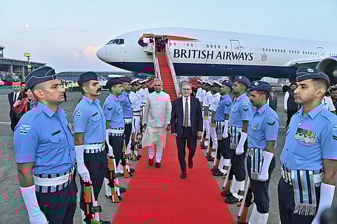 Image of the arrival of UK Prime Minister Keir Starmer in India as he was greeted at the Chhatrapati Shivaji Maharaj International Airport by Maharashtra Governor Acharya Devvrat