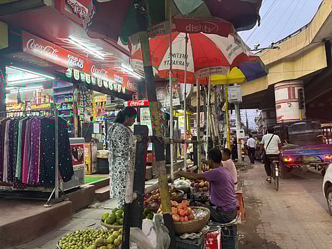 फुटपाथों 