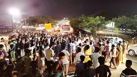 जुबीन गर्ग के लिए न्याय की माँग को लेकर गुवाहाटी विश्वविद्यालय के छात्रों ने एनएच को किया जाम