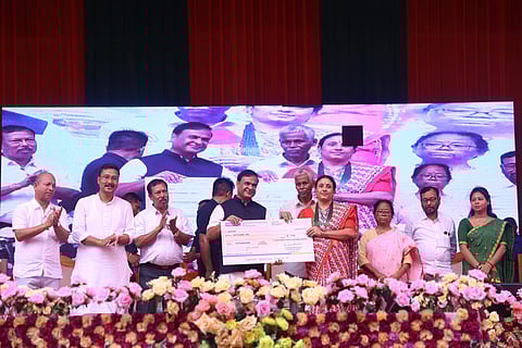 Image of Assam Chief Minister Himanta Biswa Sarma while distributing seed fund under MMUA in Bongaigaon 