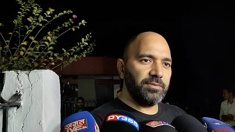 Image of Tarsame Mittal addressing the media after an extended period of questioning by the SIT.