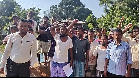 Image of the locals protesting in Manullapara 