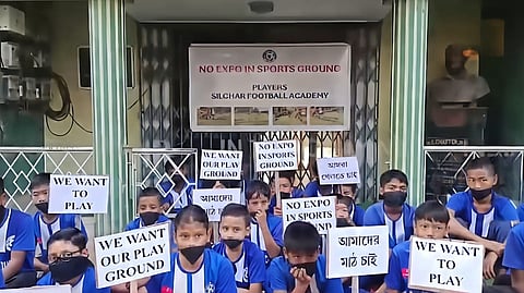 Image of the silent demonstration staged by the athletes against the malpractices of the sports infrastructure