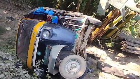 Image of the passenger tempo that hit the school student in Mankachar 