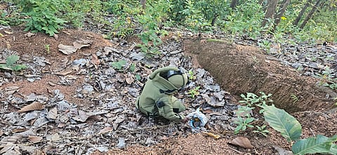 Image of bomb disposal team at the site