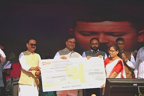 Image of Assam Chief Minister Himanta Biswa Sarma while distributing seed fund cheque under the Mukhyamantri Mahila Udyamita scheme