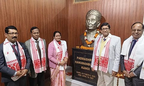 Image of Padma Shri Hanumanbux Kanoi's bust unveiling programme at Commerce College, Dibrugarh