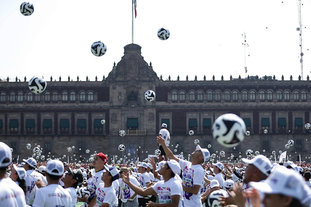 Mexico City break Guinness World Record for largest football class