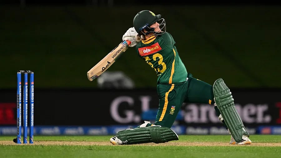 Debutante Reyneke hits last-ball six to seal thrilling ODI win for South Africa over New Zealand