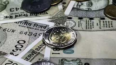 Rupee Slips to 95 vs Dollar as Oil Prices Surge, Stoking Market Concerns