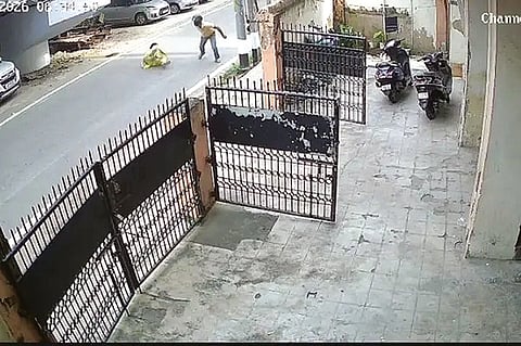 Daylight chain snatching