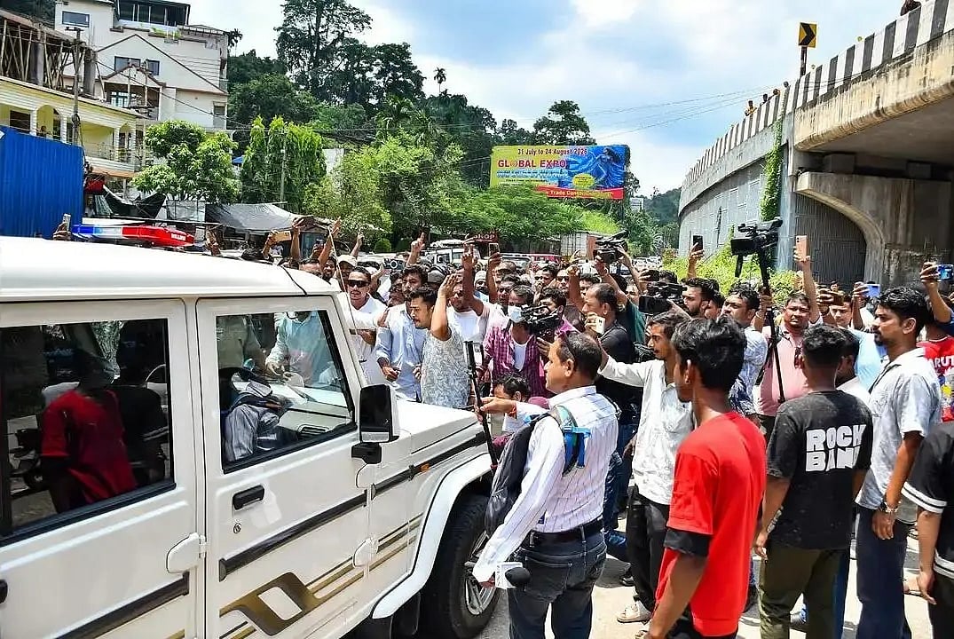 Assam Tourist Taxis Resume Meghalaya Services After Umiam Blockade Temporarily Lifted