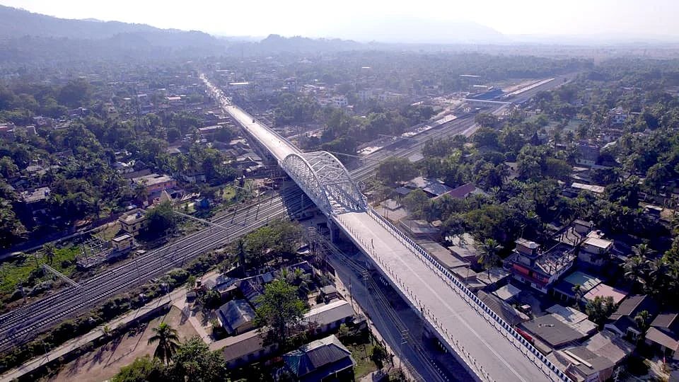 Assam: Garbage on Jagiroad flyover footpaths causing inconvenience