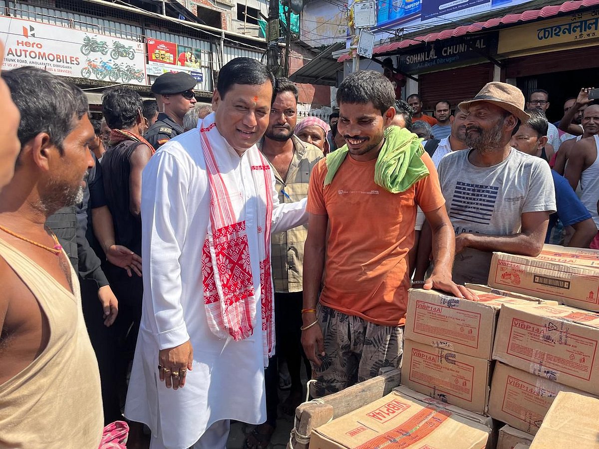 Union Minister Sarbananda Sonowal meets rickshaw and cart pullers in ...