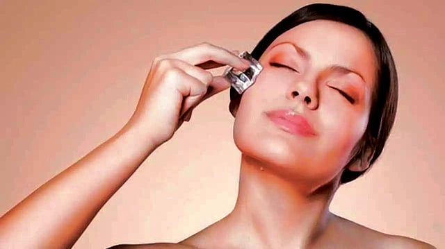 Benefits of rubbing ice cubes on the face