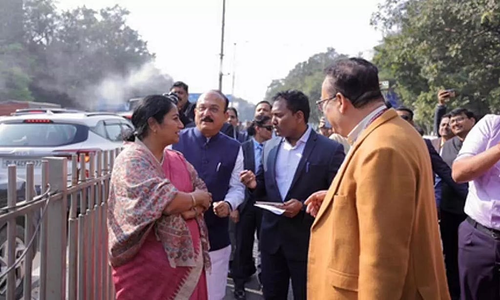Delhi s Mist Sprayers CM Gupta s New Anti Pollution Initiative delhi-s-mist-sprayers-cm-gupta-s-new-anti-pollution-initiative