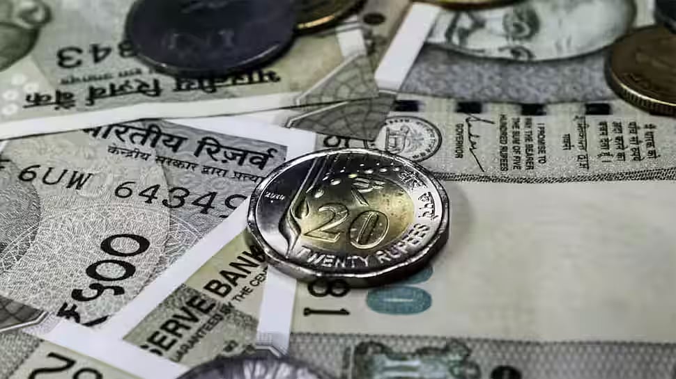 Rupee Slips to 95 vs Dollar as Oil Prices Surge, Stoking Market Concerns