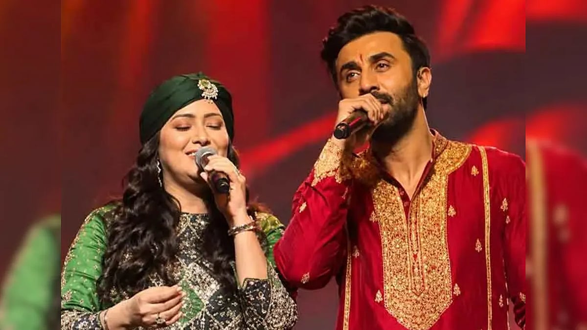 Ranbir Kapoor sings ‘Kabira’ with Harshdeep Kaur at Durga Puja pandal