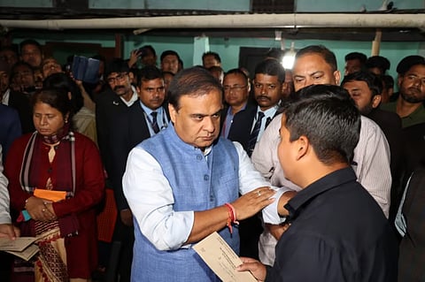 असम: मुख्यमंत्री डॉ. हिमंत बिस्वा शर्मा ने जोरहाट और डेरगांव के लाभार्थियों को राशन कार्ड वितरित किए
