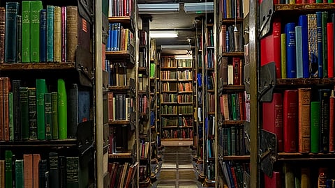 असम: प्रसिद्ध असमिया कवि लेफ्टिनेंट बुद्धिंद्र कुमार बोरुआ द्वारा लिखी गई किताबें नागांव जिला पुस्तकालय को सौंपी गईं
